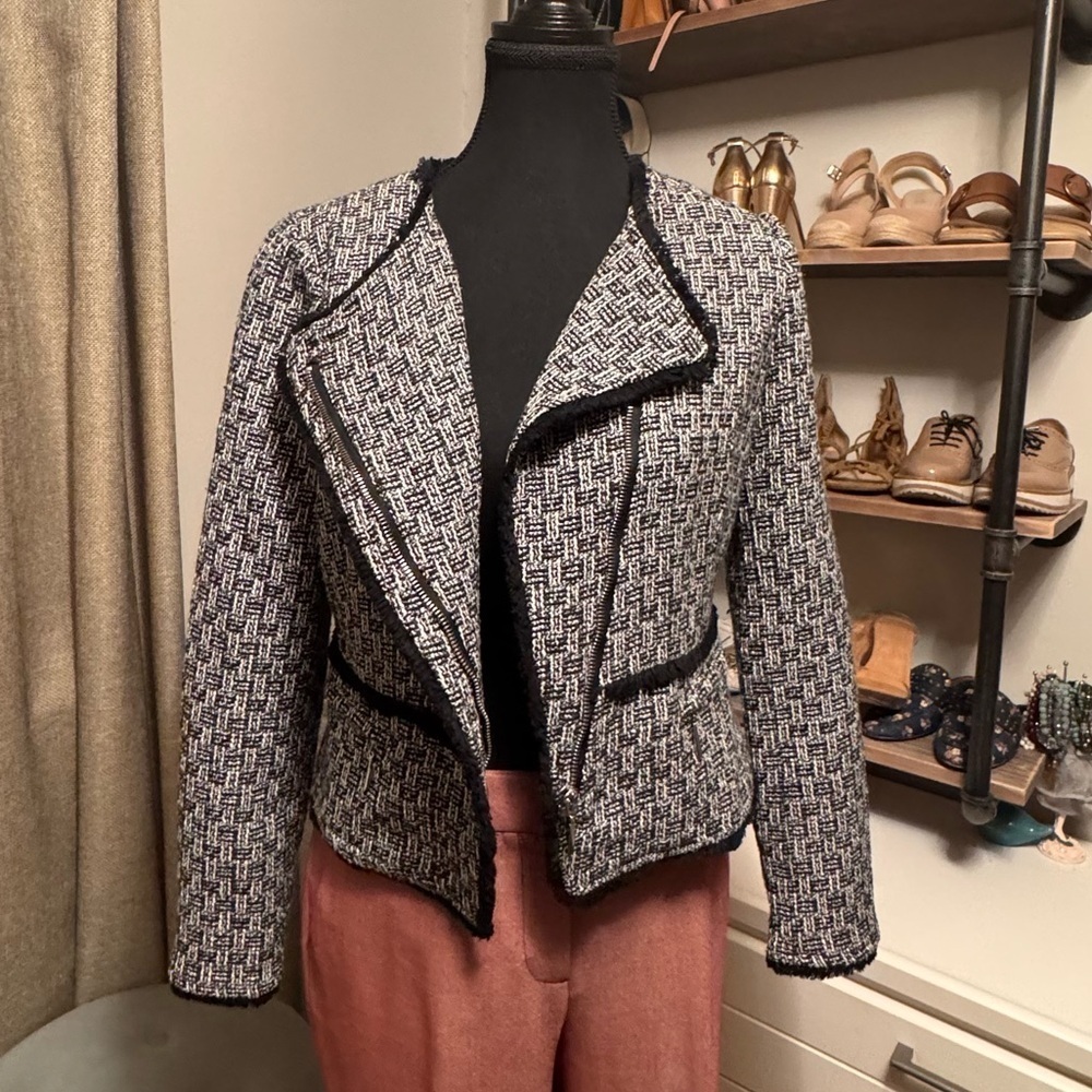 Stylish and cropped women's jacket